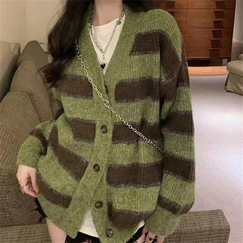 Vintage Emerald Line V-Neck Solitary Buttoned Cardigan