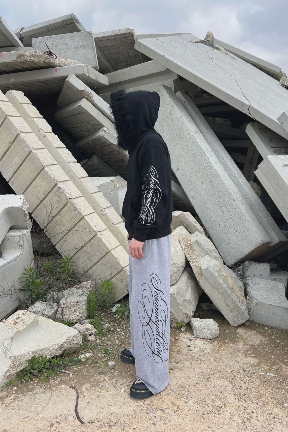 Woman wearing Letter-Print Faux-Fur Collar Hoodie from Hicosy — view 6