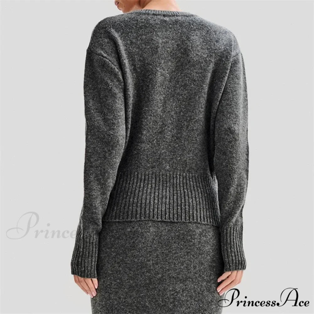 Durable Circular Neck Solo Buttoned Turn-of-the-Century Style Knitted Cardigan