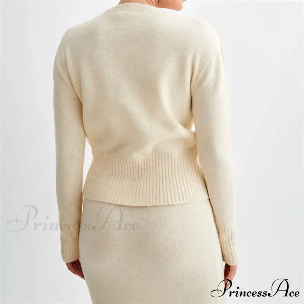 Durable Circular Neck Solo Buttoned Turn-of-the-Century Style Knitted Cardigan