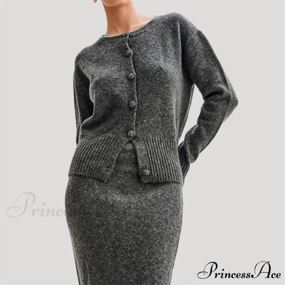 Durable Circular Neck Solo Buttoned Turn-of-the-Century Style Knitted Cardigan