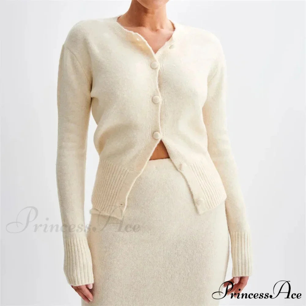 Durable Circular Neck Solo Buttoned Turn-of-the-Century Style Knitted Cardigan