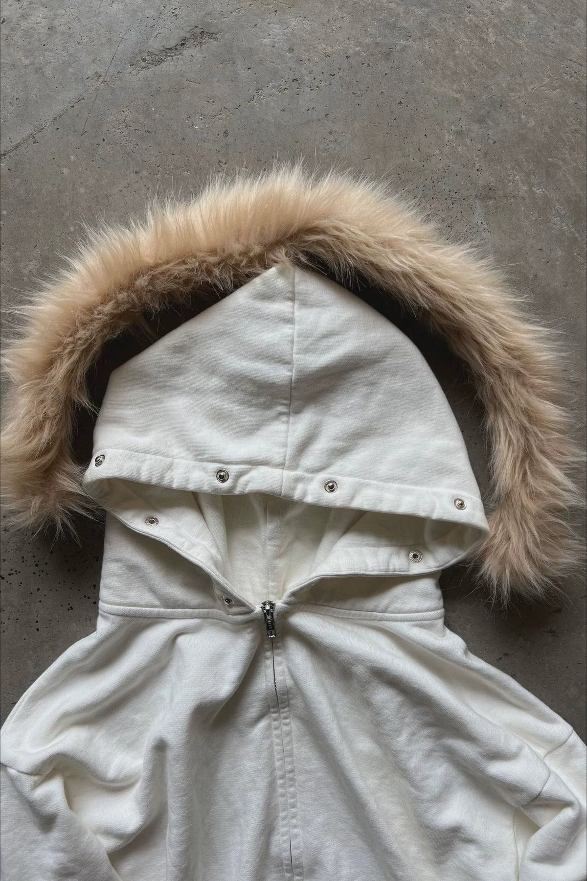 Woman wearing Letter-Print Faux-Fur Collar Hoodie from Hicosy — view 3