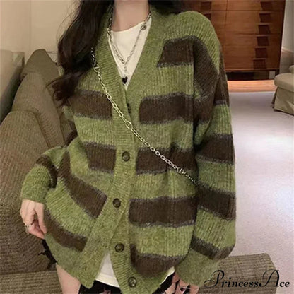 Vintage Emerald Line V-Neck Solitary Buttoned Cardigan