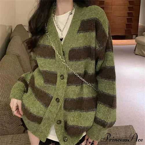Vintage Emerald Line V-Neck Solitary Buttoned Cardigan