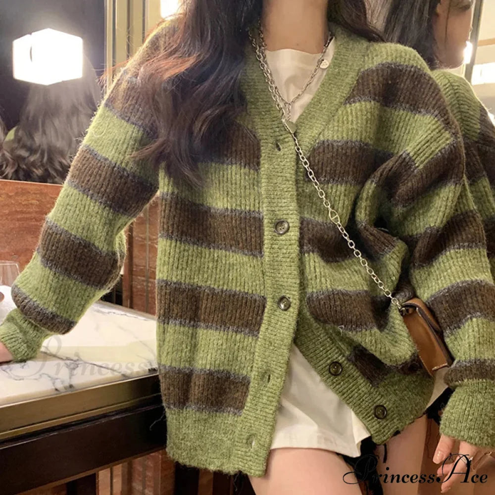 Vintage Emerald Line V-Neck Solitary Buttoned Cardigan