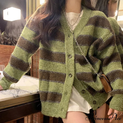 Vintage Emerald Line V-Neck Solitary Buttoned Cardigan