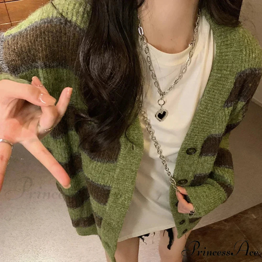 Vintage Emerald Line V-Neck Solitary Buttoned Cardigan
