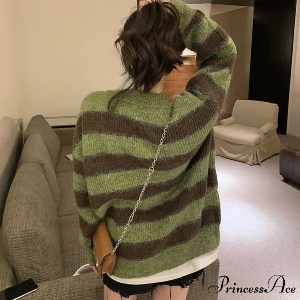 Vintage Emerald Line V-Neck Solitary Buttoned Cardigan