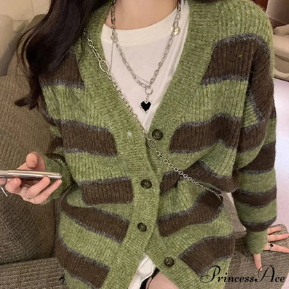 Vintage Emerald Line V-Neck Solitary Buttoned Cardigan